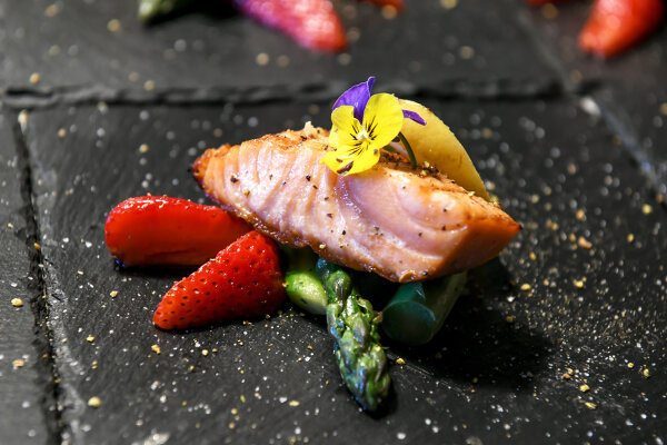 Lachssteak mit Erdbeeren und Spargel - Lachssteak mit Erdbeeren und Spargel