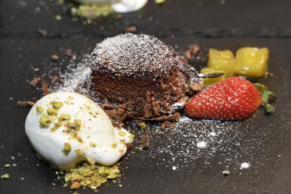 Schokokuchen aus dem Smoker mit Erdbeeren und Jogurteis - Schokokuchen aus dem Smoker