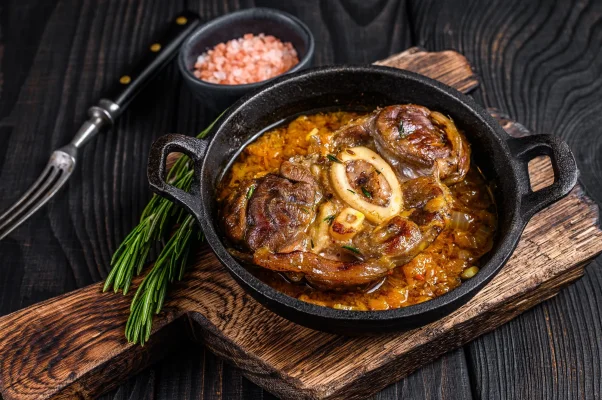 Ossobuco, eine Spezialität der italienischen Küche.  - Ossobuco, eine Spezialität der italienischen Küche. 