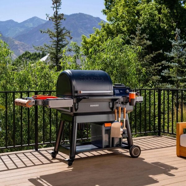 TRAEGER Ironwood Pellet Smoker NEW