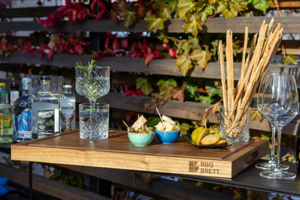 BBQ Brett Schneide-Brett in Nussholz mit Grillstore-Logo