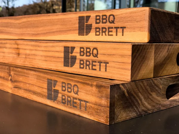 BBQ Brett Schneide-Brett in Nussholz mit Grillstore-Logo